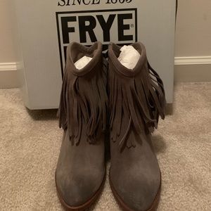NWT Frye Ileana fringe short boots